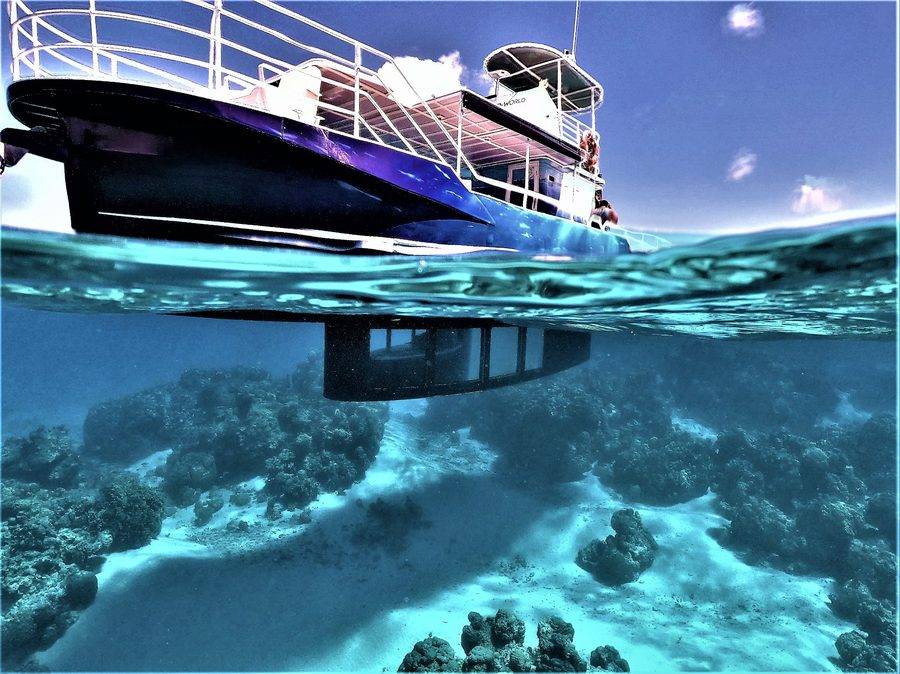 Nautilus Bora Bora Water World — cabine sous-marine et corail