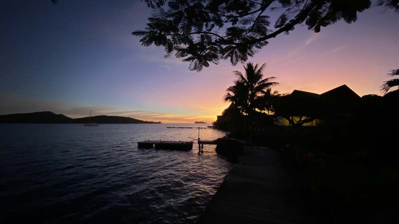 Coucher de soleil sur le lagon depuis Manta Villa Bora Bora