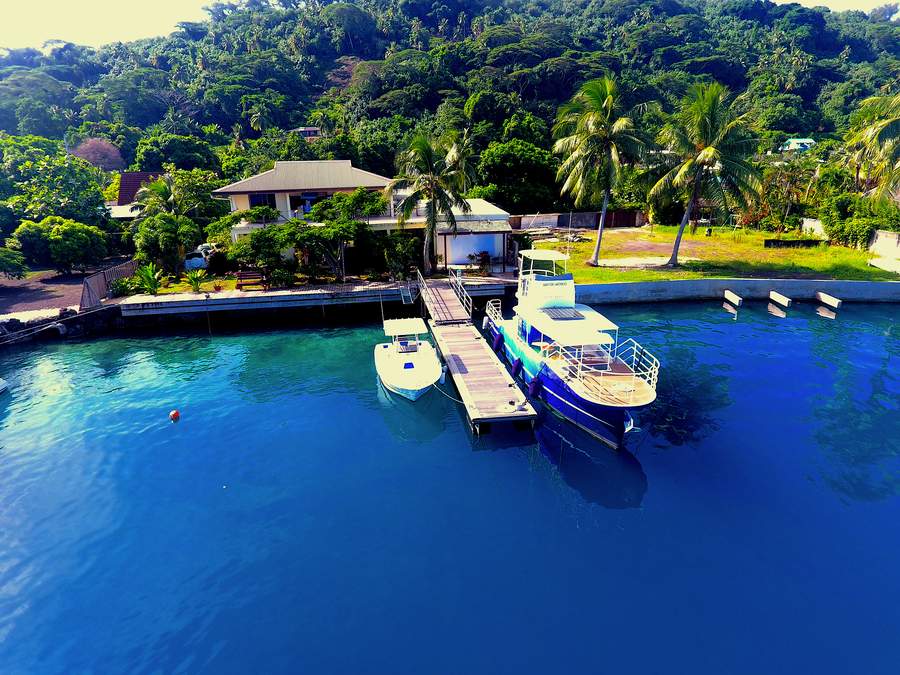 Vue aérienne Manta Villa Bora Bora avec bateaux et lagon turquoise