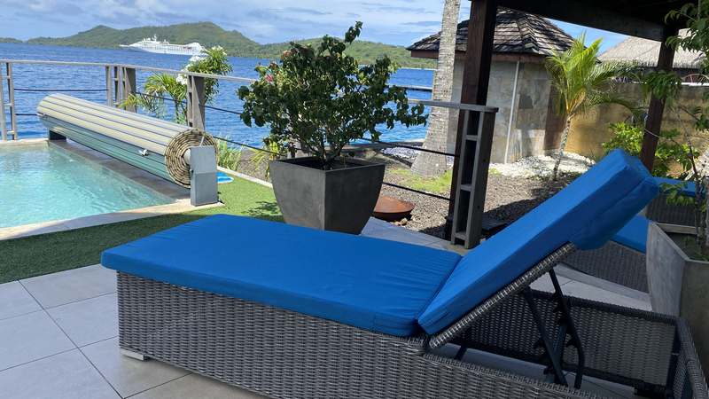 Bains de soleil au bord de la piscine Octopus Villa Bora Bora