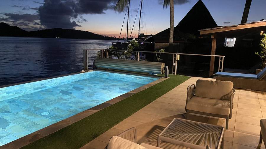 Piscine au coucher de soleil
