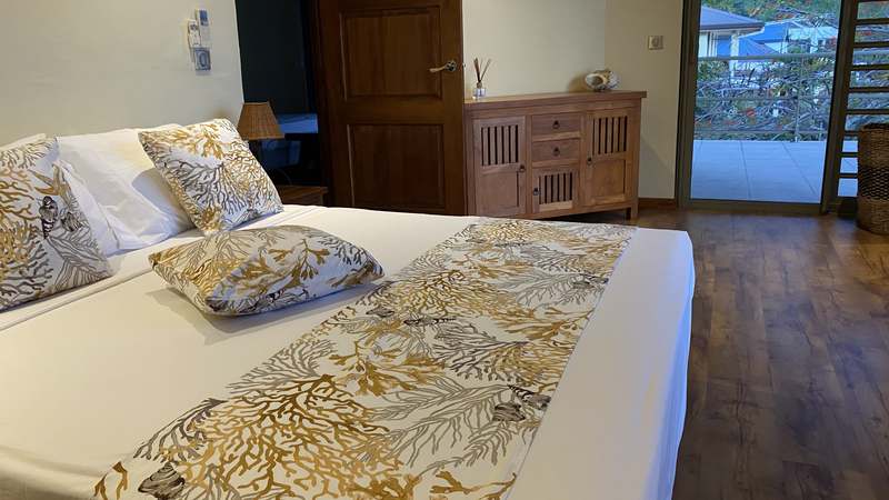 Chambre 3 — literie corail