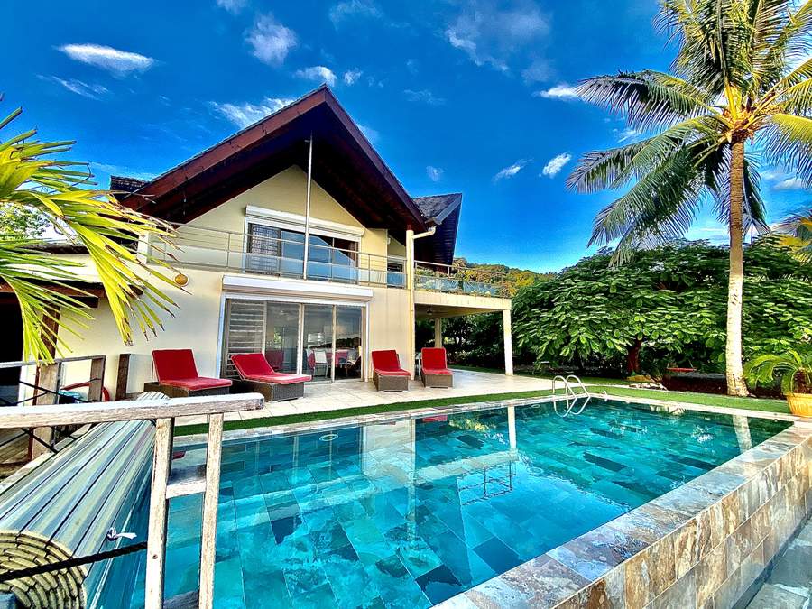 Octopus Villa Bora Bora - extérieur avec piscine et chaises longues rouges