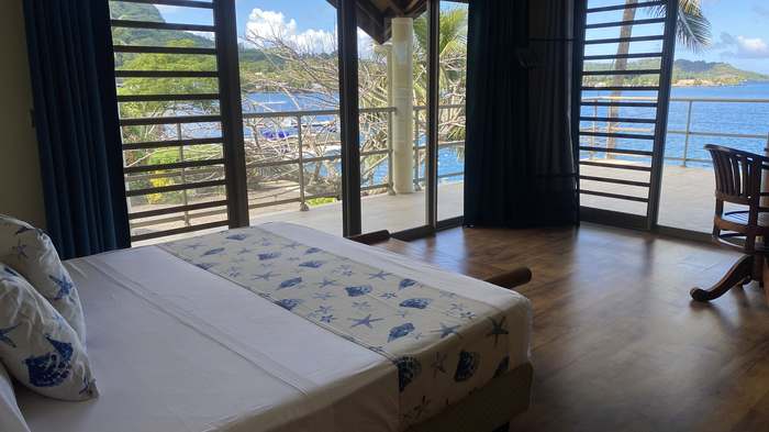 Chambre vue lagon Octopus Villa - lit double avec parquet et portes vitrées