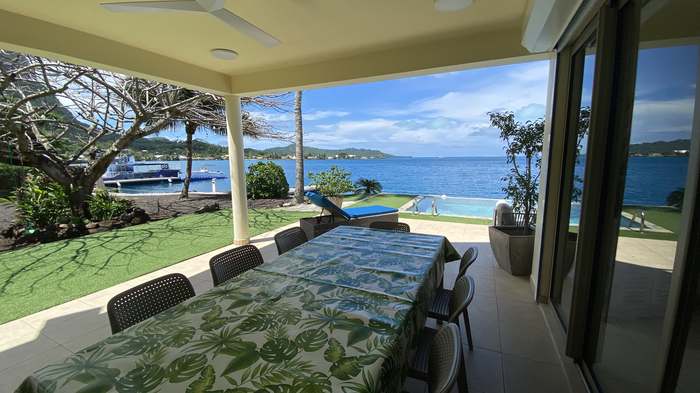 Jardin Octopus Villa avec fleurs tropicales, piscine et vue sur le lagon